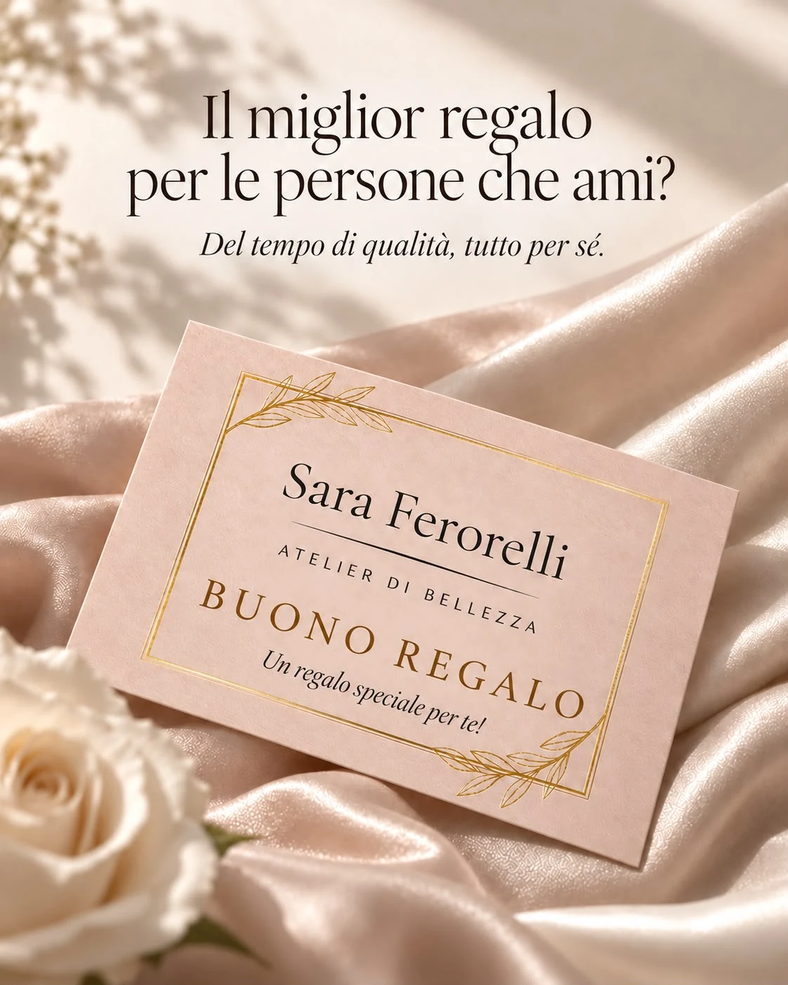 Il buono regalo dell Atelier di Bellezza appoggiato su seta e rose