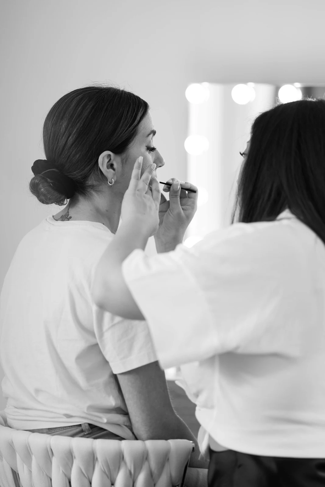 Sara Ferorelli al lavoro durante un trucco