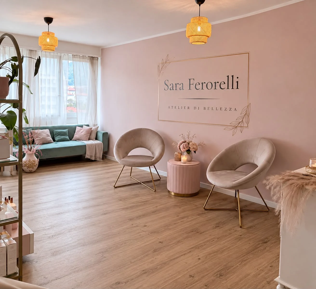 La sala di accoglienza dell'Atelier, con il logo di Sara Ferorelli sulla parete rosa e due poltroncine